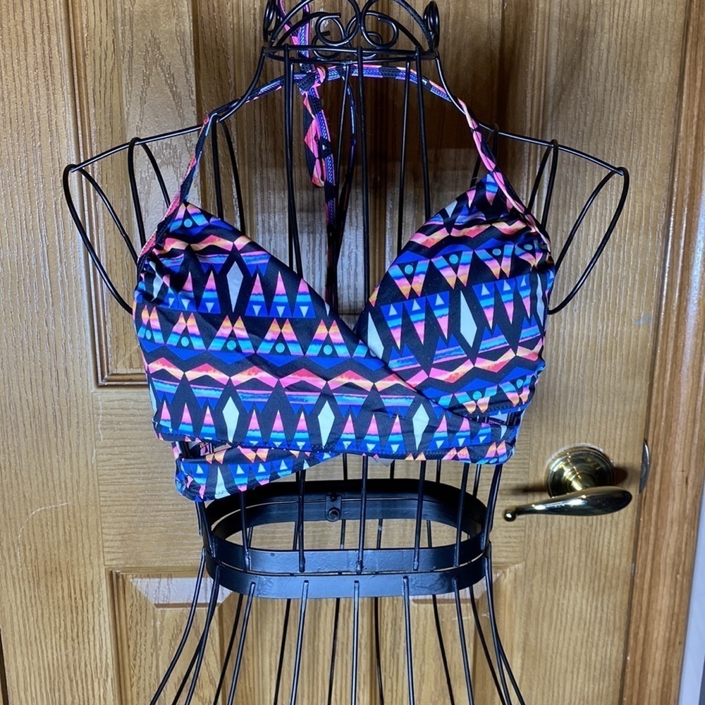 Pink Victoria’s secret’s bikini top🏖 - Picture 2 of 8